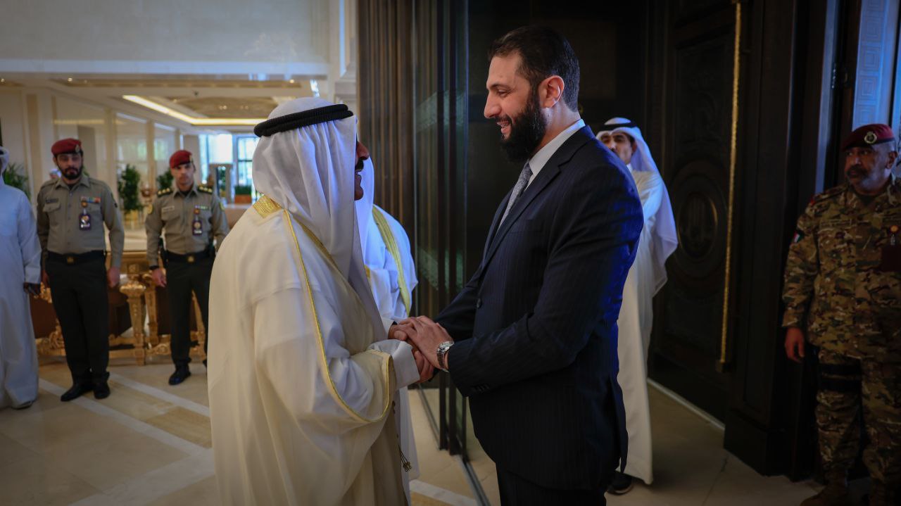 رئيس الجمهورية السيد أحمد الشرع يرافقه وزير الخارجية والمغتربين السيد أسعد حسن الشيباني يلتقي  سمو الأمير الشيخ مشعل الأحمد الجابر الصباح، في قصر بيان بالعاصمة الكويتية