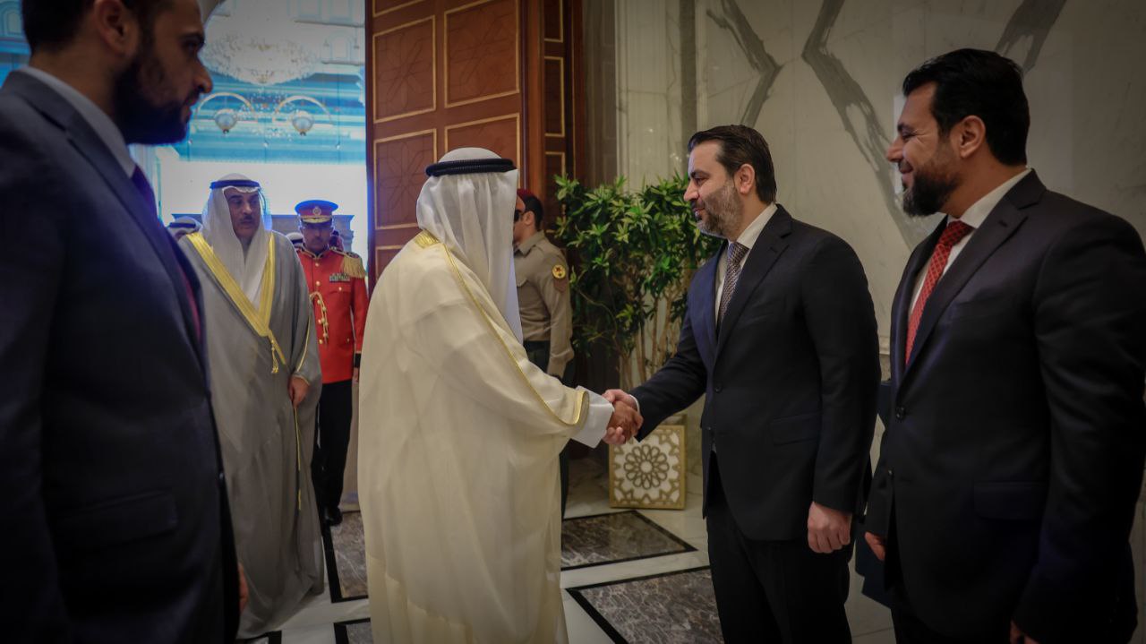 رئيس الجمهورية السيد أحمد الشرع يرافقه وزير الخارجية والمغتربين السيد أسعد حسن الشيباني يلتقي  سمو الأمير الشيخ مشعل الأحمد الجابر الصباح، في قصر بيان بالعاصمة الكويتية
