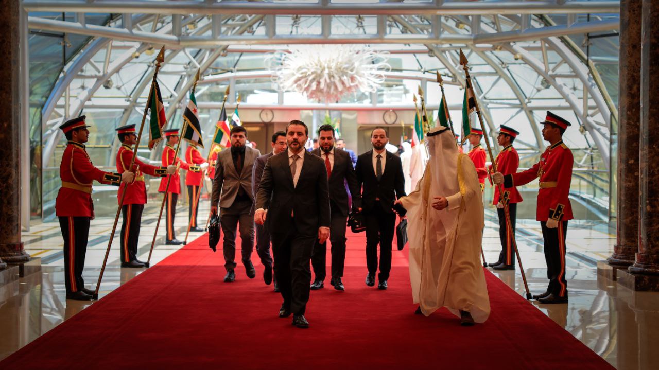 رئيس الجمهورية السيد أحمد الشرع يرافقه وزير الخارجية والمغتربين السيد أسعد حسن الشيباني يلتقي  سمو الأمير الشيخ مشعل الأحمد الجابر الصباح، في قصر بيان بالعاصمة الكويتية