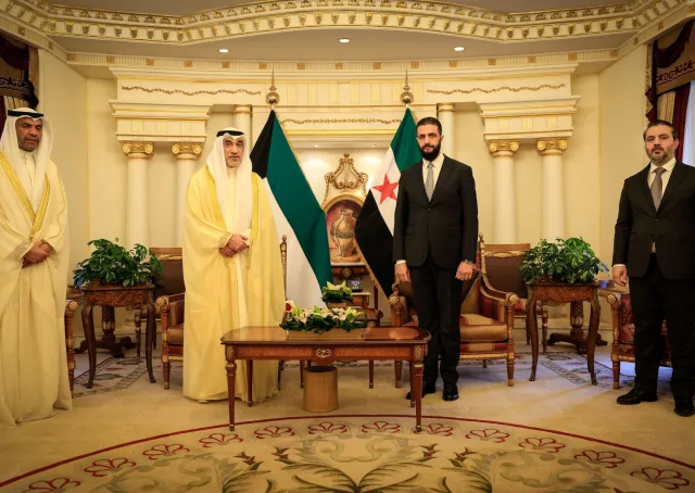 فخامة رئيس الجمهورية السيد أحمد الشرع يرافقه وزير الخارجية والمغتربين السيد أسعد حسن الشيباني، يلتقي نائب رئيس مجلس الوزراء وزير الداخلية الشيخ فهد يوسف سعود الصباح، ووزير الخارجية السيد عبد الله علي عبد الله اليحيا، في العاصمة الكويت