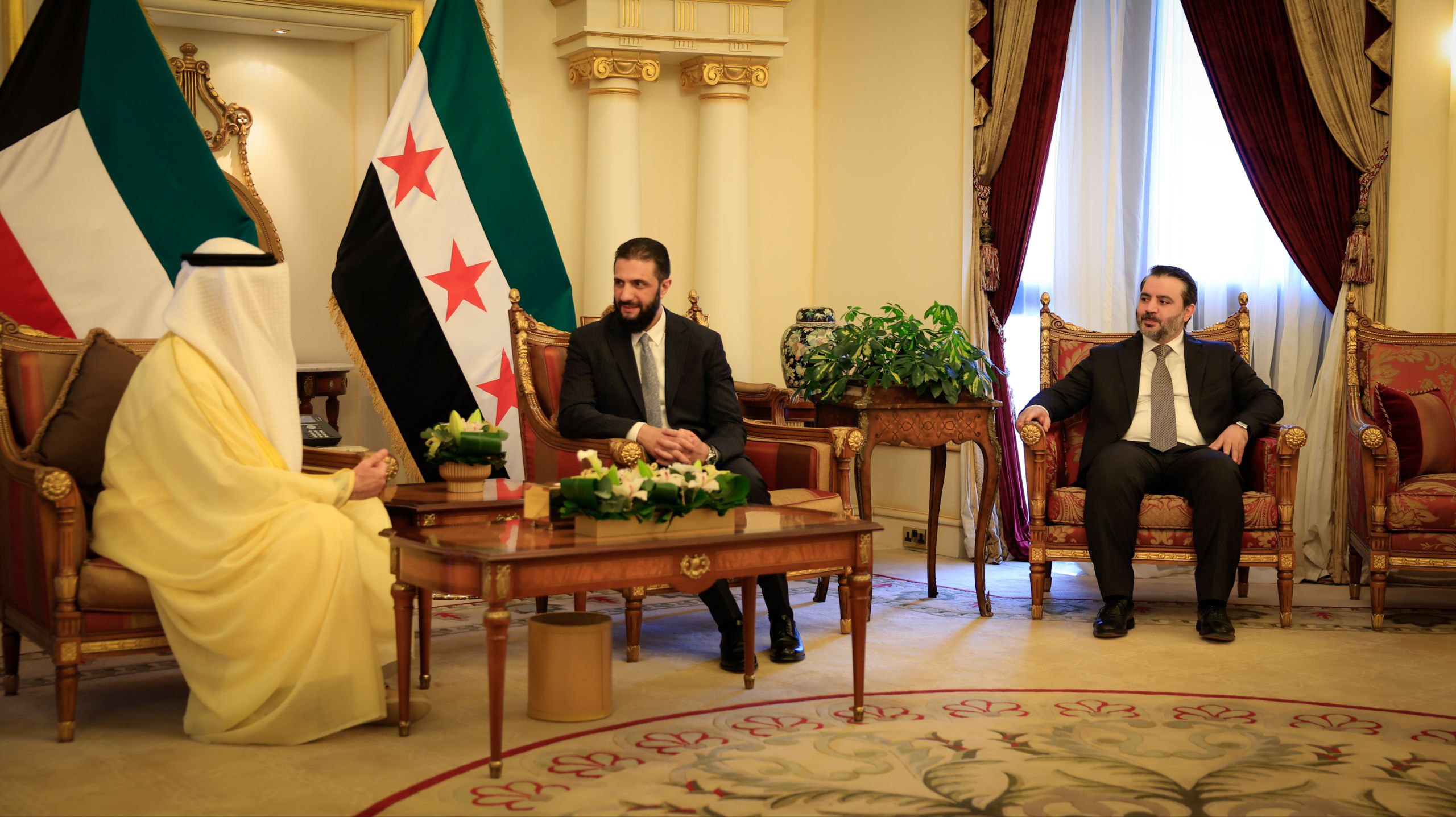فخامة رئيس الجمهورية السيد أحمد الشرع يرافقه وزير الخارجية والمغتربين السيد أسعد حسن الشيباني، يلتقي نائب رئيس مجلس الوزراء وزير الداخلية الشيخ فهد يوسف سعود الصباح، ووزير الخارجية السيد عبد الله علي عبد الله اليحيا، في العاصمة الكويت