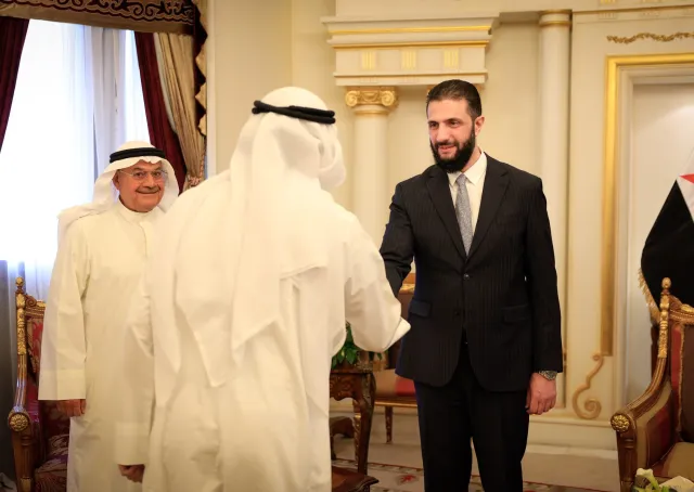 التقى فخامة رئيس الجمهورية السيد أحمد الشرع، يرافقه وزير الخارجية والمغتربين السيد أسعد حسن الشيباني اليوم في الكويت عددًا من رجال الأعمال