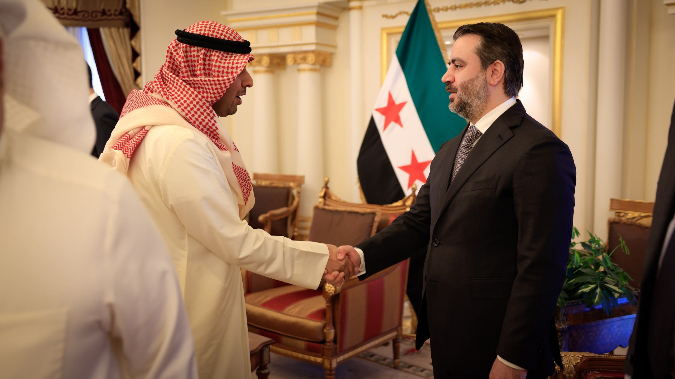 التقى فخامة رئيس الجمهورية السيد أحمد الشرع، يرافقه وزير الخارجية والمغتربين السيد أسعد حسن الشيباني اليوم في الكويت عددًا من رجال الأعمال