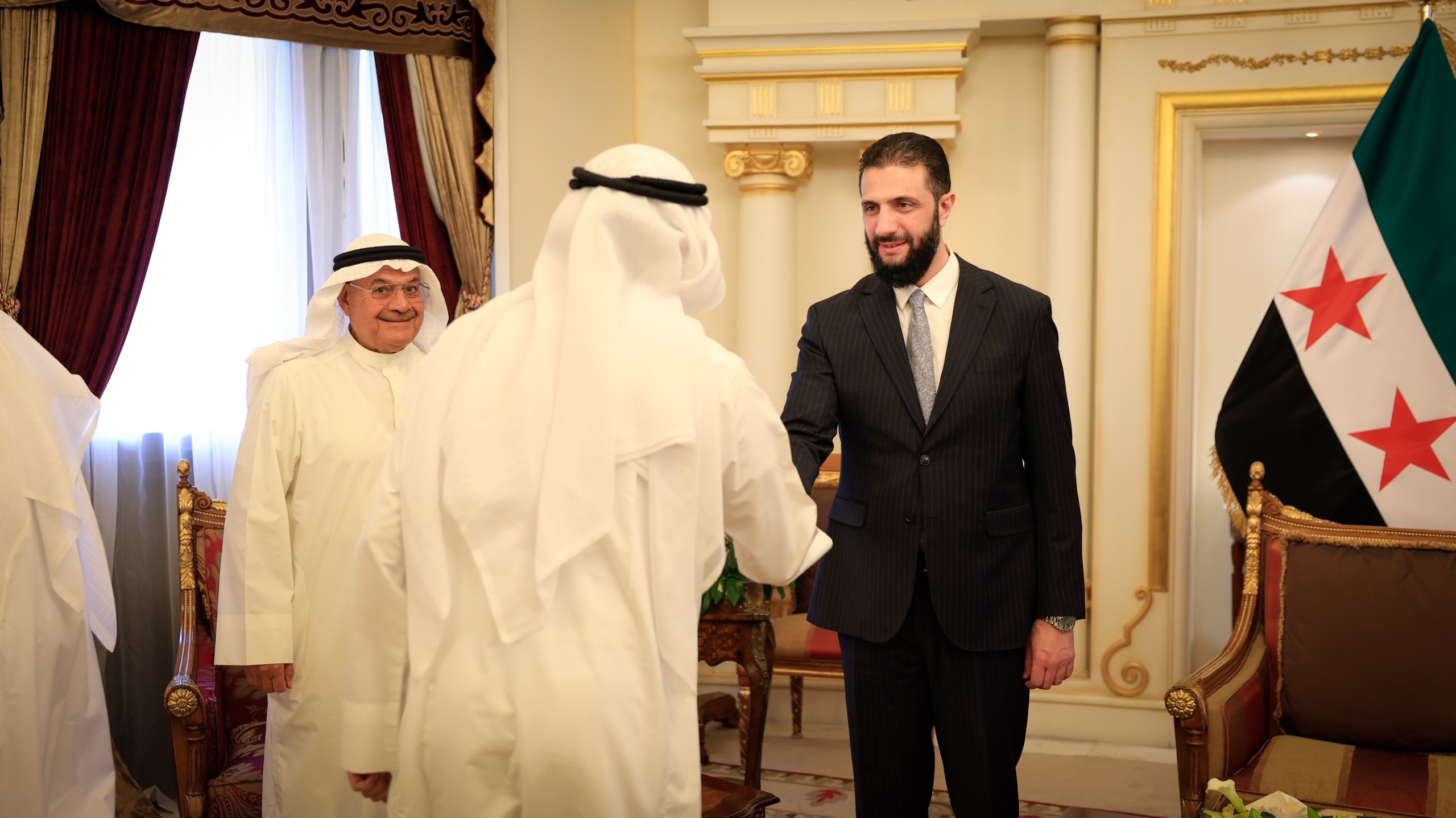 التقى فخامة رئيس الجمهورية السيد أحمد الشرع، يرافقه وزير الخارجية والمغتربين السيد أسعد حسن الشيباني اليوم في الكويت عددًا من رجال الأعمال