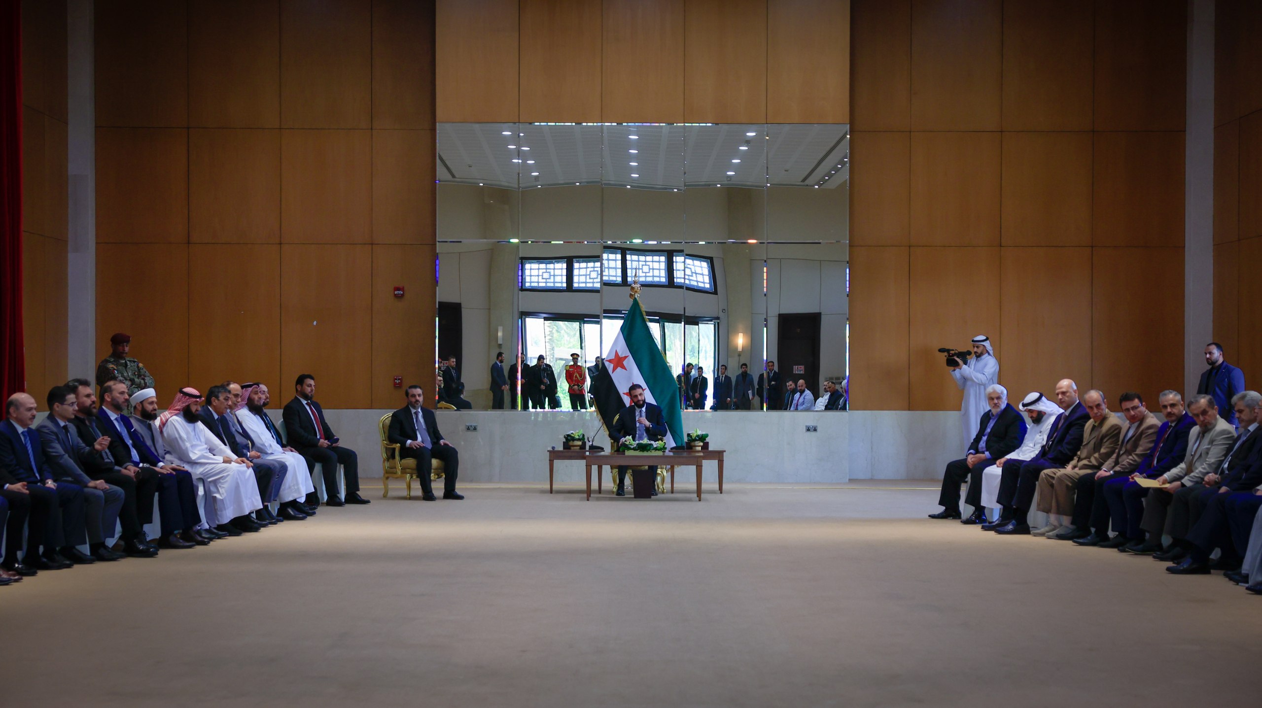 التقى رئيس الجمهورية السيد أحمد الشرع، برفقة وزير الخارجية والمغتربين السيد أسعد حسن الشيباني، وفدًا من الجالية السورية في دولة الكويت