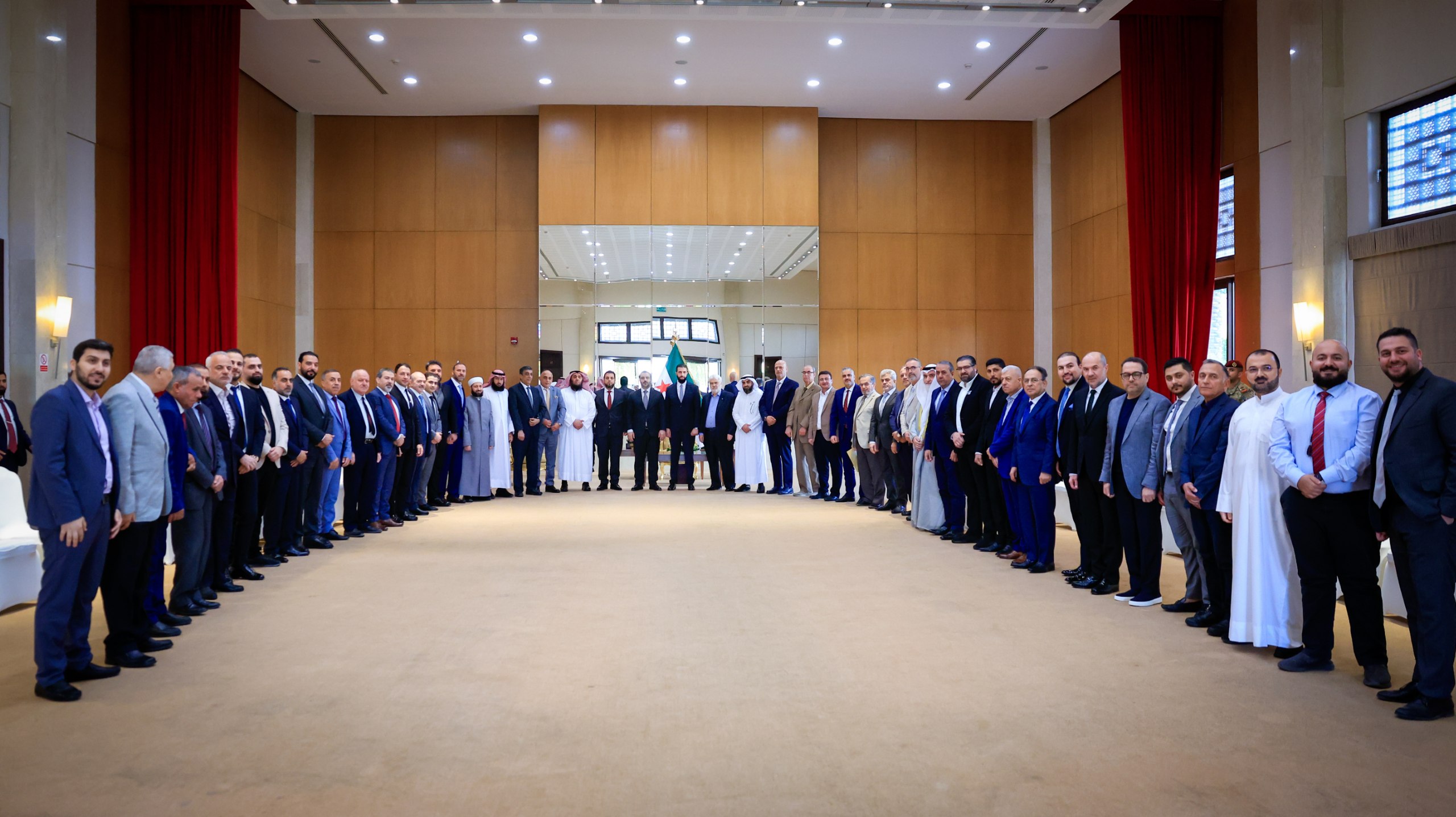 التقى رئيس الجمهورية السيد أحمد الشرع، برفقة وزير الخارجية والمغتربين السيد أسعد حسن الشيباني، وفدًا من الجالية السورية في دولة الكويت