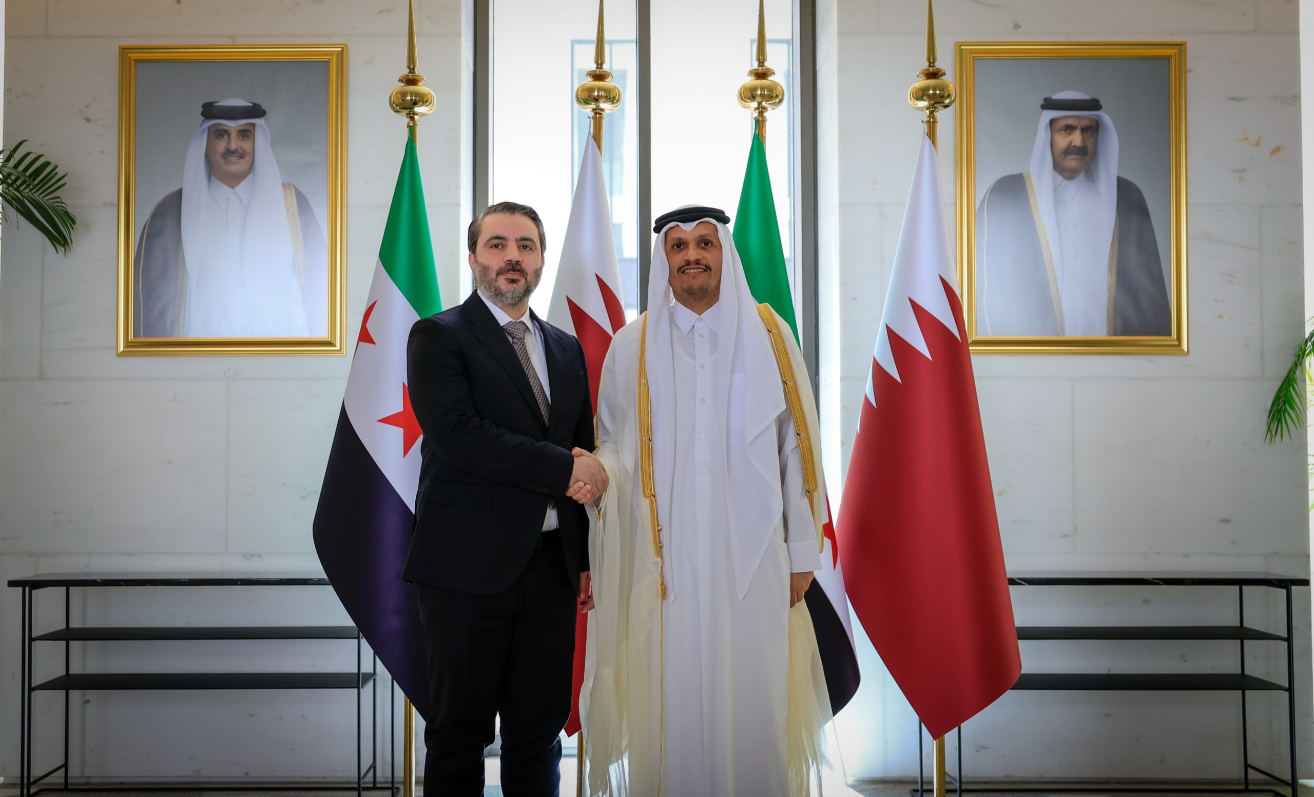التقى وزير الخارجية والمغتربين السيد أسعد حسن  الشيباني والوفد الوزاري المرافق له رئيس مجلس الوزراء وزير الخارجية القطري الشيخ محمد بن عبد الرحمن آل ثاني في العاصمة القطرية الدوحة.