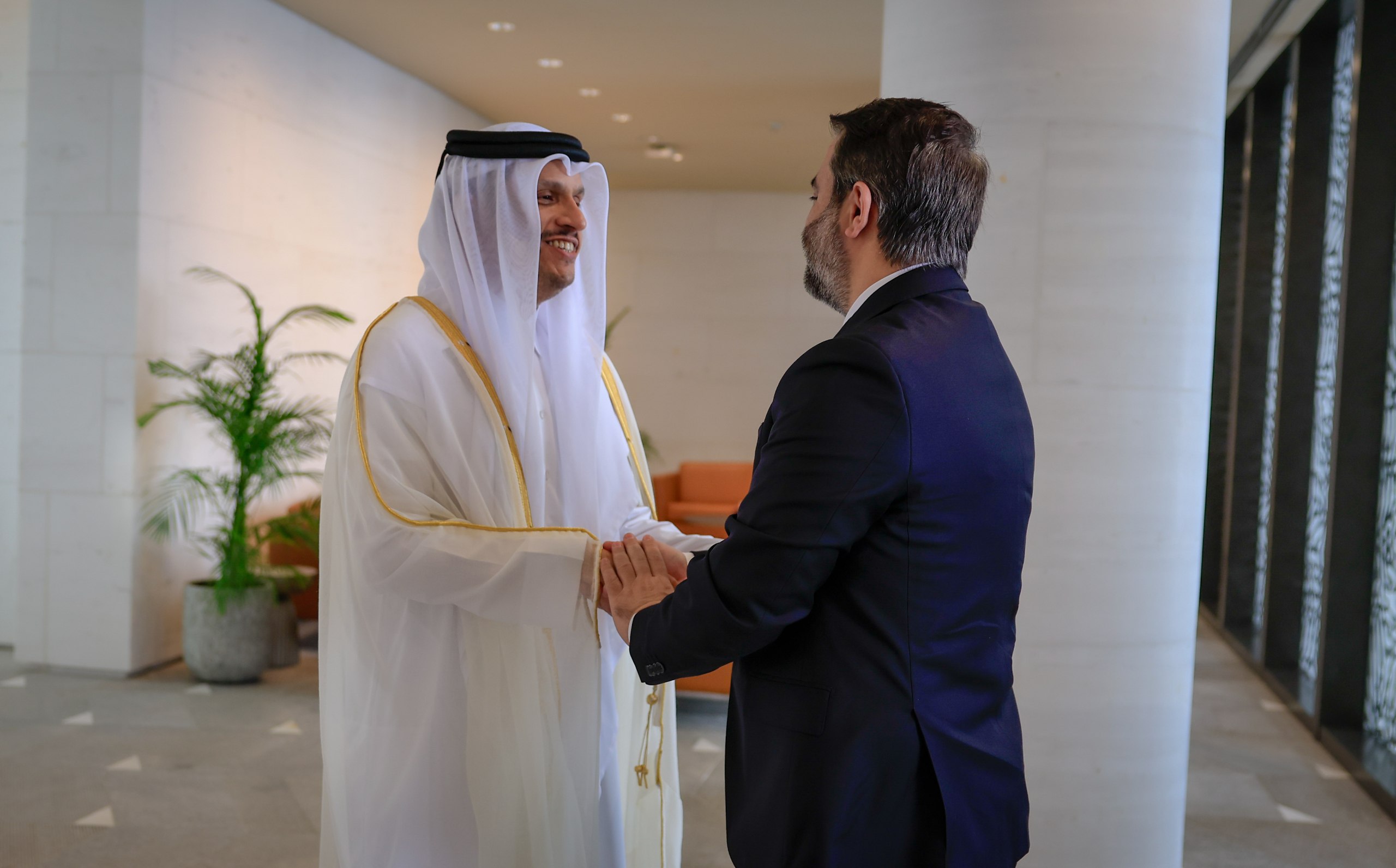 التقى وزير الخارجية والمغتربين السيد أسعد حسن  الشيباني والوفد الوزاري المرافق له رئيس مجلس الوزراء وزير الخارجية القطري الشيخ محمد بن عبد الرحمن آل ثاني في العاصمة القطرية الدوحة.