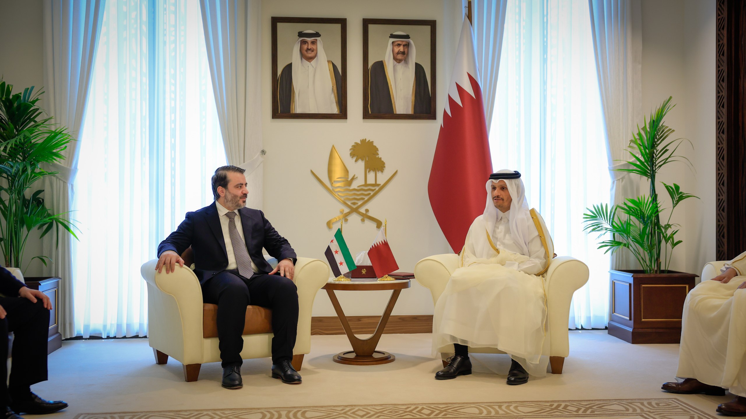 التقى وزير الخارجية والمغتربين السيد أسعد حسن  الشيباني والوفد الوزاري المرافق له رئيس مجلس الوزراء وزير الخارجية القطري الشيخ محمد بن عبد الرحمن آل ثاني في العاصمة القطرية الدوحة.