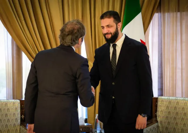 فخامة الرئيس أحمد الشرع ووزير الخارجية السيد أسعد حسن الشيباني يلتقيان المدير العام للوكالة الدولية للطاقة الذرية السيد رافائيل ماريانو جروسي في العاصمة دمشق