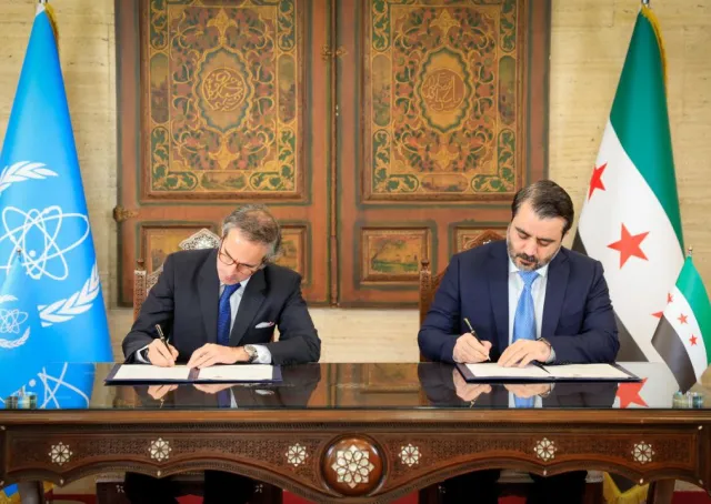 وزير الخارجية والمغتربين السيد أسعد حسن الشيباني يوقع مذكرة تفاهم مع السيد رافائيل ماريانو جروسي المدير العام للوكالة الدولية للطاقة الذرية