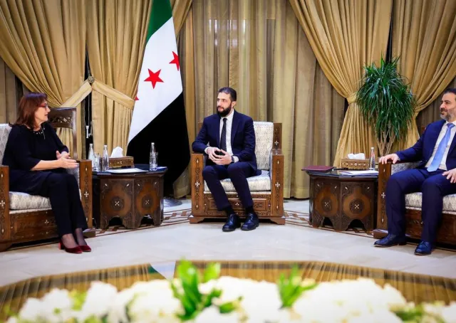 فخامة رئيس الجمهورية السيد أحمد الشرع يرافقه وزير الخارجية والمغتربين السيد أسعد حسن الشيباني يلتقي المفوضة الأوروبية دوبرافكا شويسا في العاصمة دمشق