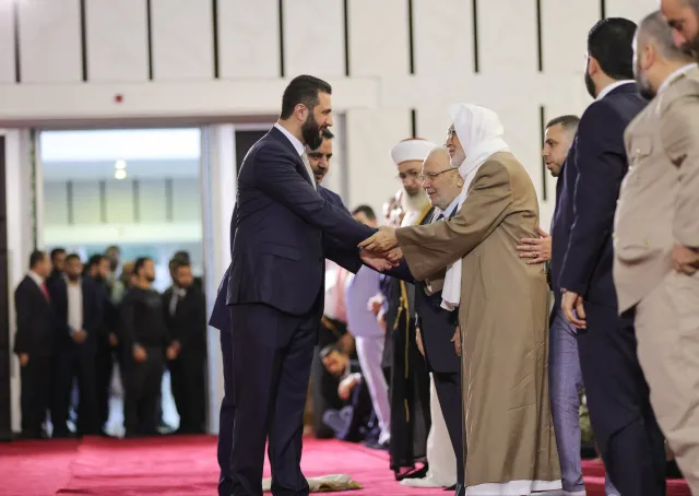 فخامة الرئيس أحمد الشرع يؤدي صلاة عيد الأضحى المبارك في قصر الشعب بالعاصمة دمشق