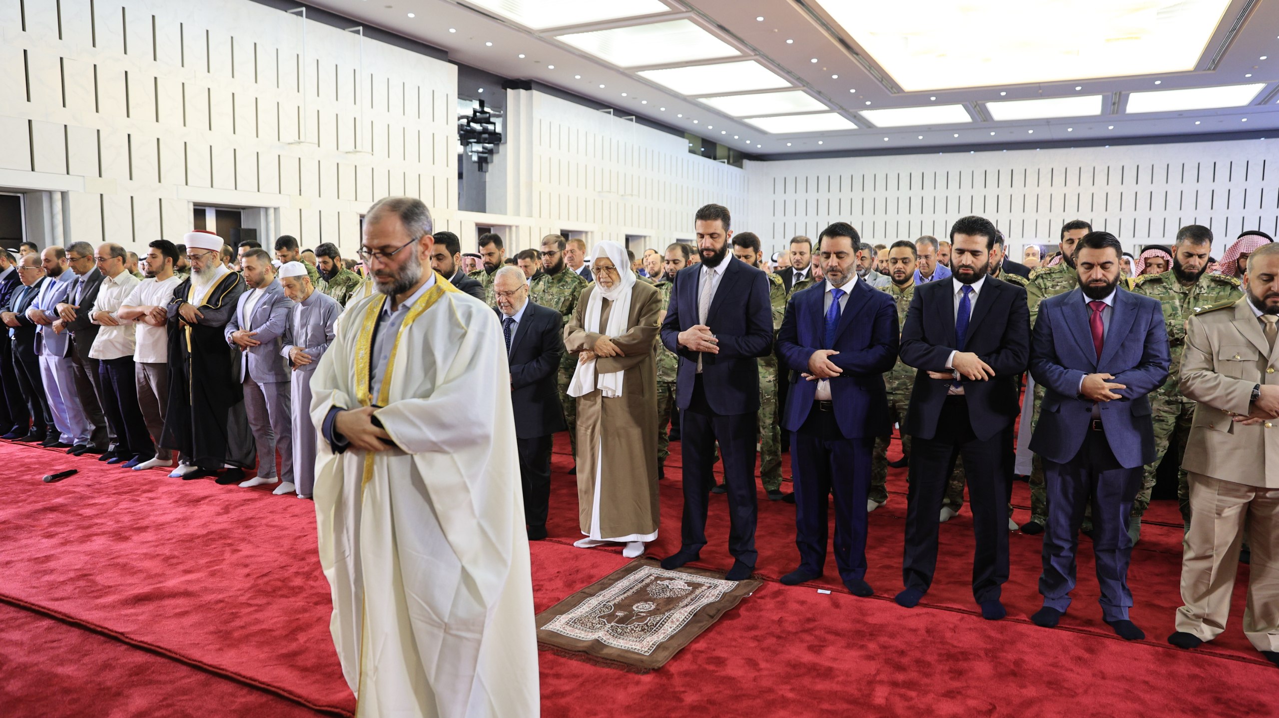 فخامة الرئيس أحمد الشرع يؤدي صلاة عيد الأضحى المبارك في قصر الشعب بالعاصمة دمشق