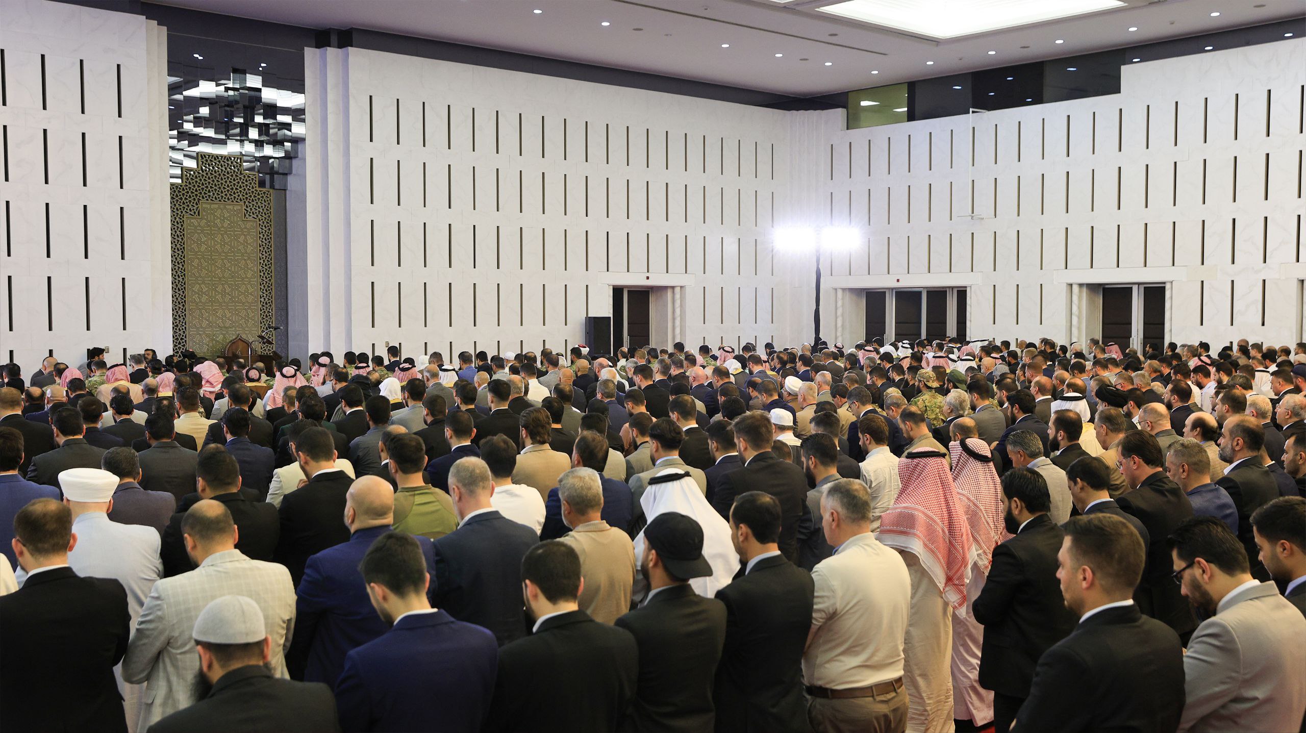 فخامة الرئيس أحمد الشرع يؤدي صلاة عيد الأضحى المبارك في قصر الشعب بالعاصمة دمشق