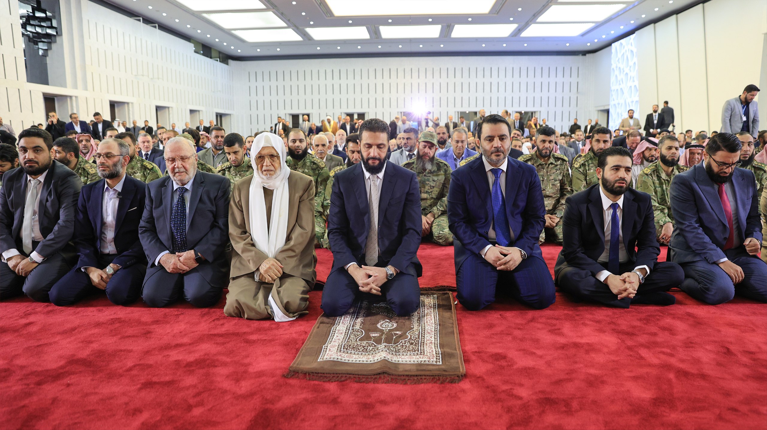 فخامة الرئيس أحمد الشرع يؤدي صلاة عيد الأضحى المبارك في قصر الشعب بالعاصمة دمشق