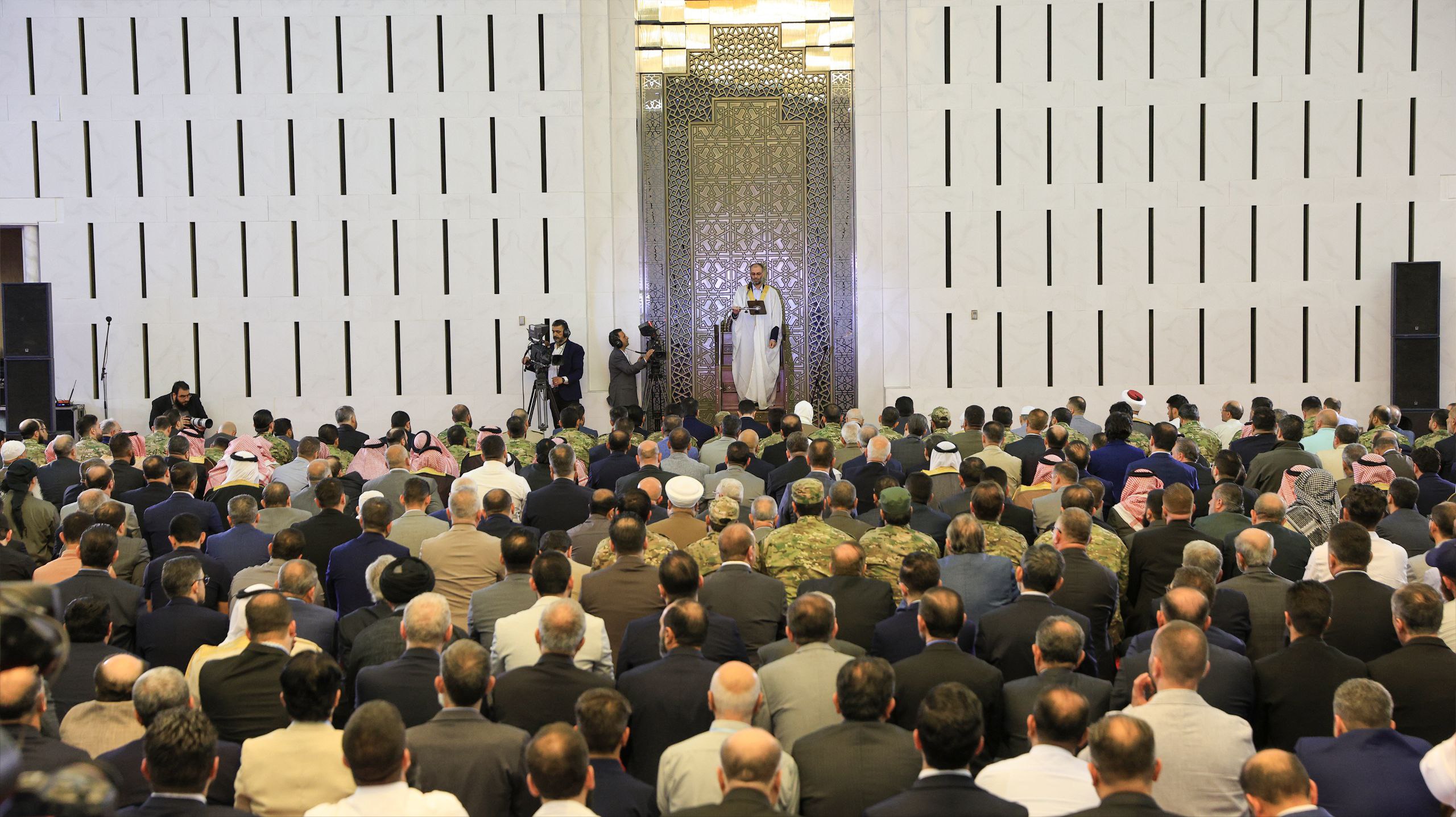 فخامة الرئيس أحمد الشرع يؤدي صلاة عيد الأضحى المبارك في قصر الشعب بالعاصمة دمشق