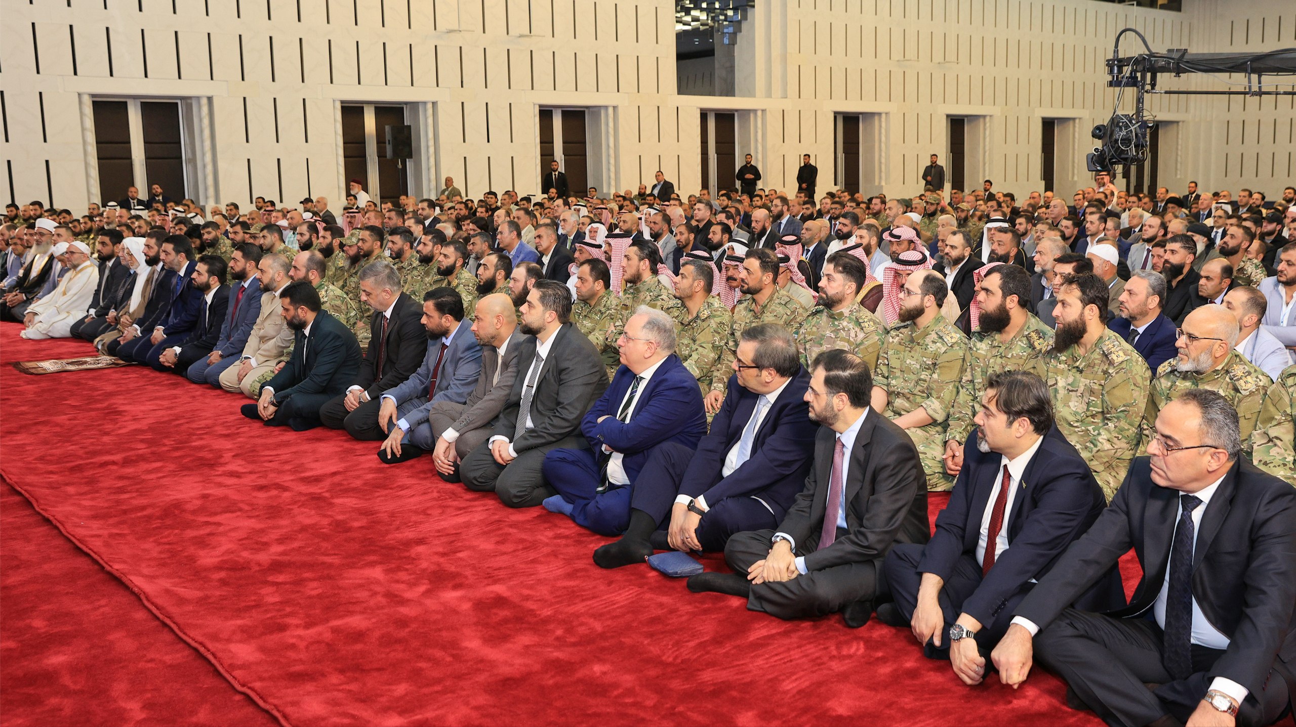 فخامة الرئيس أحمد الشرع يؤدي صلاة عيد الأضحى المبارك في قصر الشعب بالعاصمة دمشق