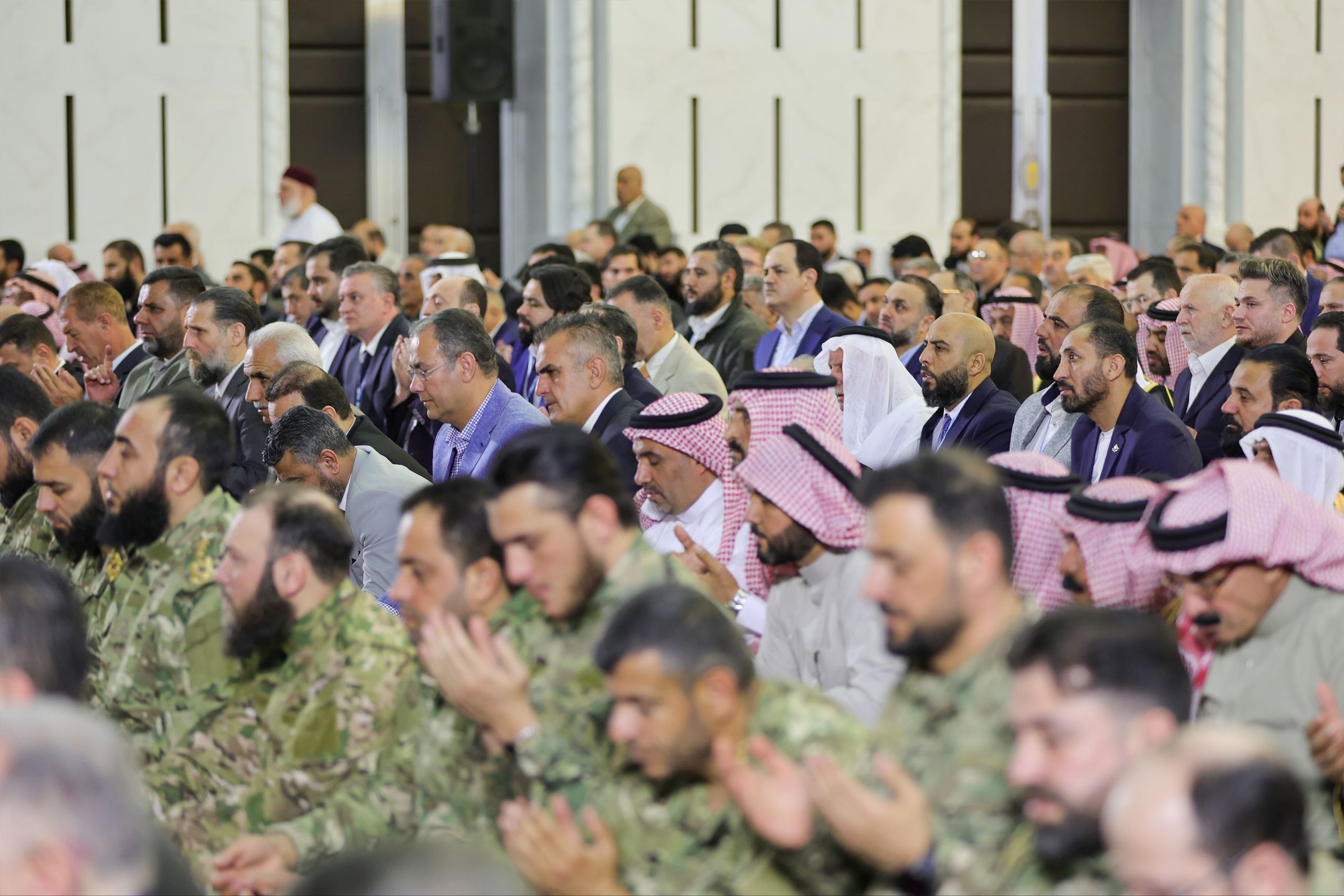 فخامة الرئيس أحمد الشرع يؤدي صلاة عيد الأضحى المبارك في قصر الشعب بالعاصمة دمشق