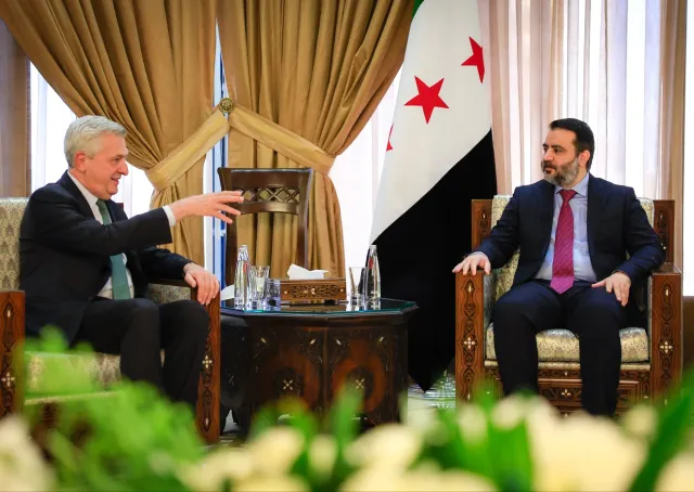 Damascus – Foreign Minister Al-Shaibani Discusses Refugee Return Efforts with UNHCR High Commissioner Filippo Grandi