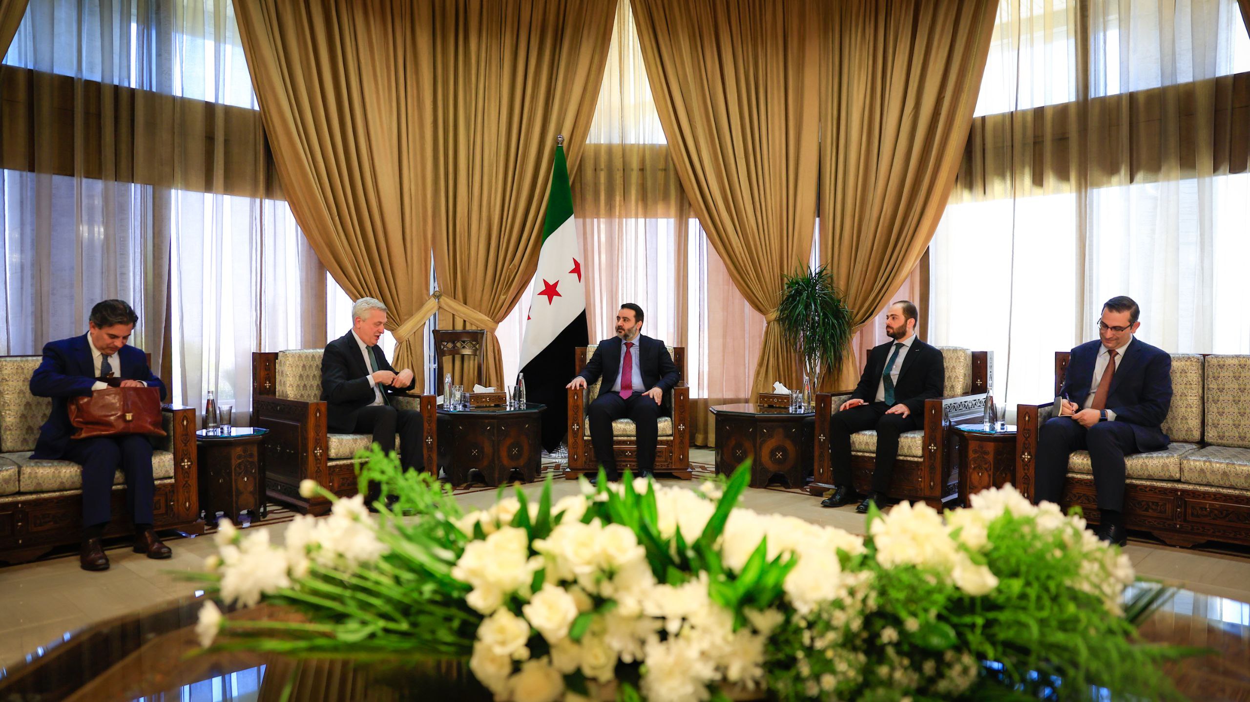 Damascus – Foreign Minister Al-Shaibani Discusses Refugee Return Efforts with UNHCR High Commissioner Filippo Grandi