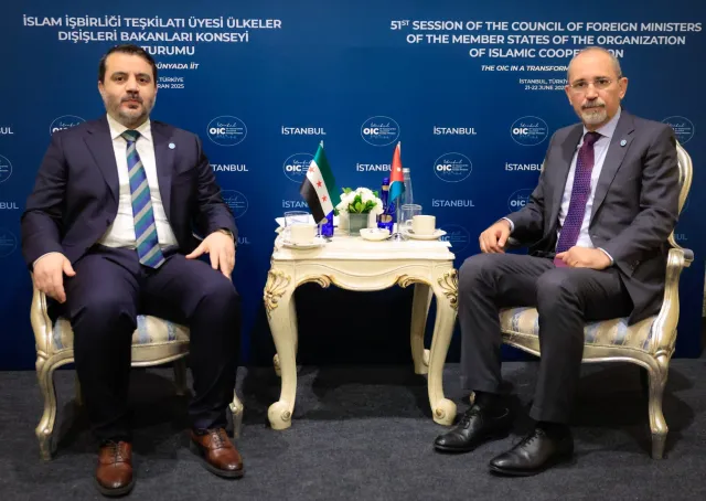 Foreign Minister Al-Shaibani Meets Jordanian Counterpart on Sidelines of OIC Council of Foreign Ministers Session