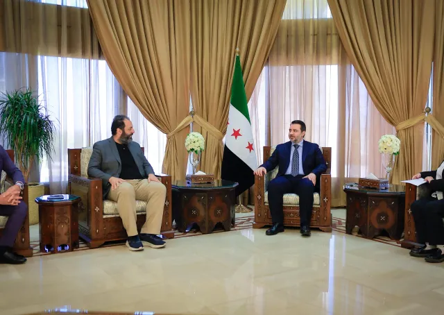 وزير الخارجية والمغتربين يلتقي فريق بحث مجزرة التضامن