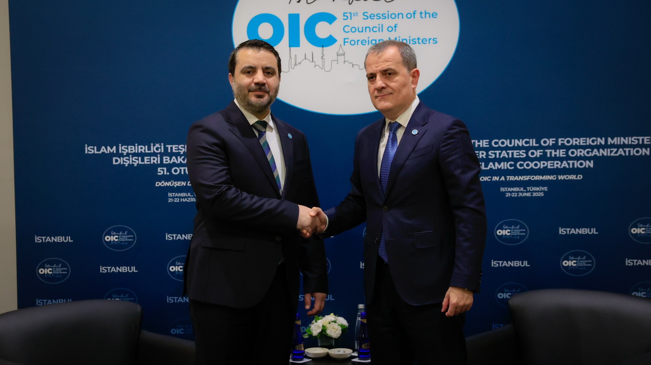 وزير الخارجية والمغتربين يلتقي نظيره الأذربيجاني