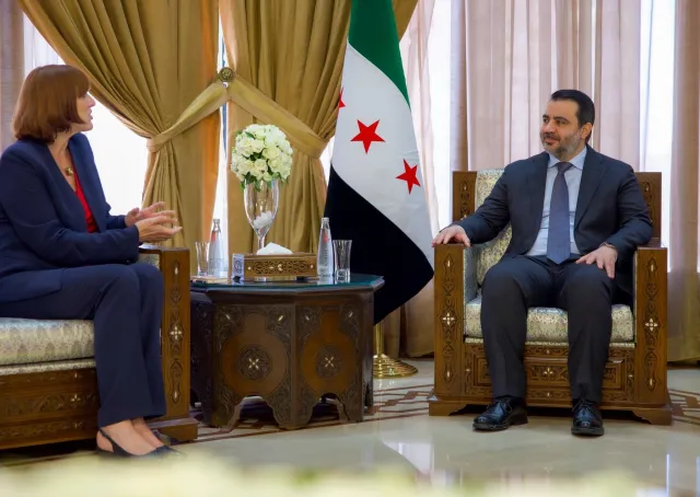 استقبل وزير الخارجية والمغتربين السيد أسعد حسن الشيباني في العاصمة دمشق السيدة ستيفاني ماكولم سفيرة كندا لدى الجمهورية اللبنانية.