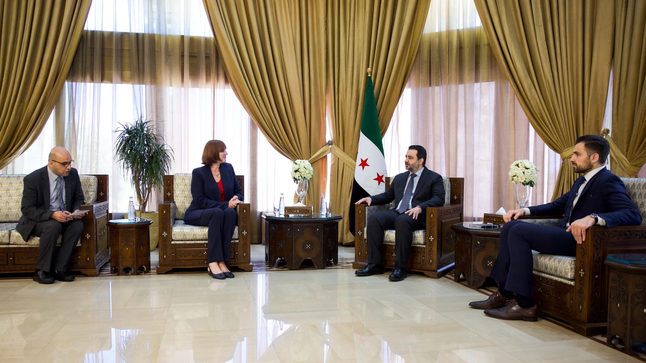 استقبل وزير الخارجية والمغتربين السيد أسعد حسن الشيباني في العاصمة دمشق السيدة ستيفاني ماكولم سفيرة كندا لدى الجمهورية اللبنانية.