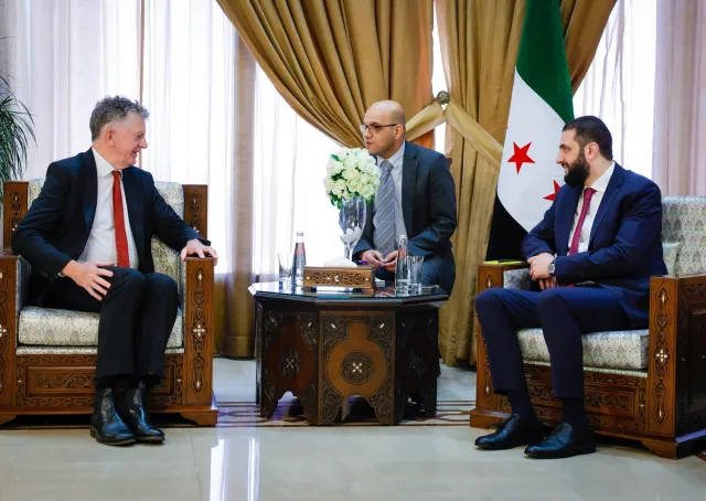 استقبل فخامة رئيس الجمهورية العربية السورية السيد أحمد الشرع، بحضور وزير الخارجية والمغتربين السيد أسعد حسن الشيباني، ورئيس الاستخبارات العامة السيد حسين السلامة مستشار الأمن القومي البريطاني السيد جوناثان باول في العاصمة دمشق.