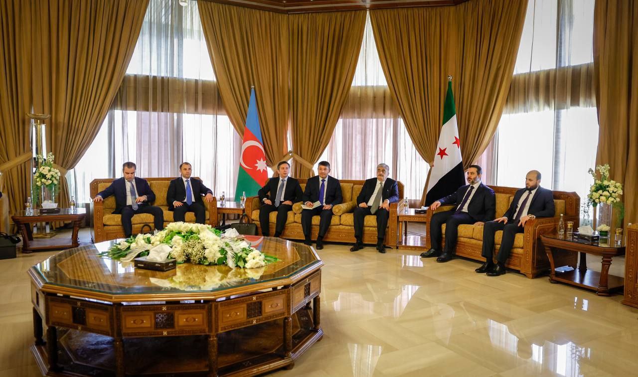 وزير الخارجية والمغتربين السيد أسعد حسن الشيباني يلتقي في دمشق نائب رئيس مجلس الوزراء الأذربيجاني السيد سمير شريفوف