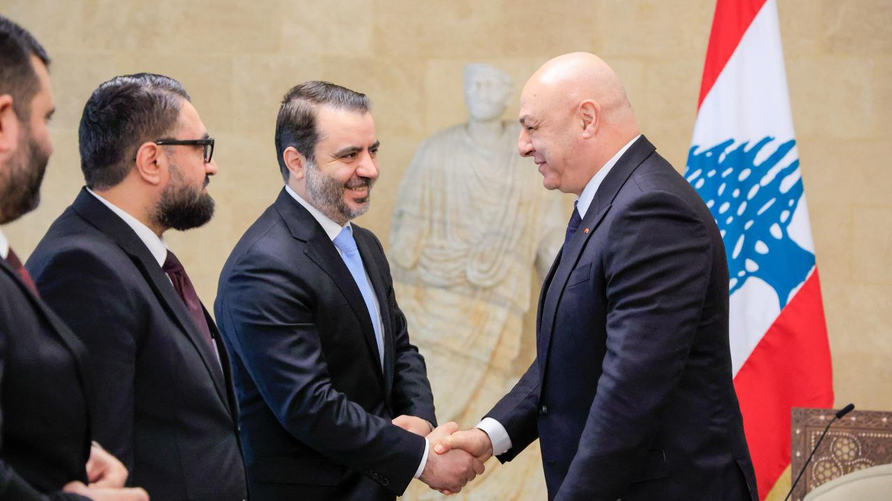 التقى وزير الخارجية والمغتربين السيد أسعد حسن الشيباني ووزير العدل السيد مظهر الويس ورئيس جهاز الاستخبارات العامة السيد حسين السلامة في بيروت بفخامة رئيس الجمهورية اللبنانية السيد جوزاف عون