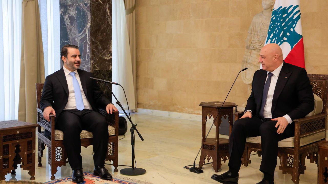 التقى وزير الخارجية والمغتربين السيد أسعد حسن الشيباني ووزير العدل السيد مظهر الويس ورئيس جهاز الاستخبارات العامة السيد حسين السلامة في بيروت بفخامة رئيس الجمهورية اللبنانية السيد جوزاف عون